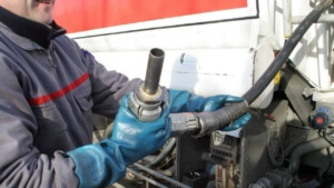 Personne venant livrer du fioul avant stratégie remplacement de chauffage