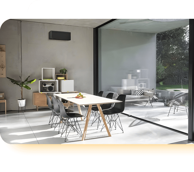 Climatisation murale installée dans un salon avec une grande baie vitrée