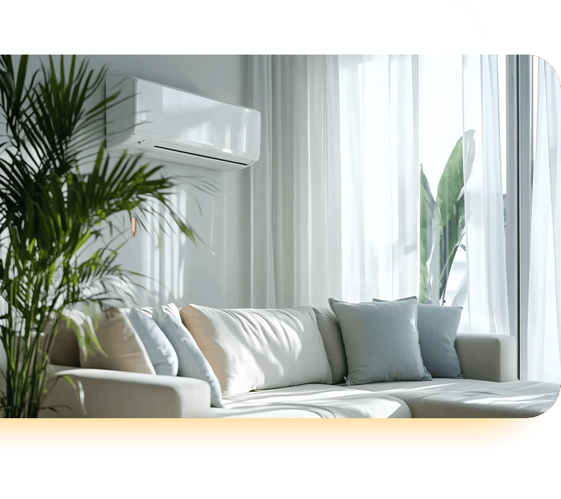 Climatisation murale fixée au dessus d'un canapé avec des coussins dans un salon