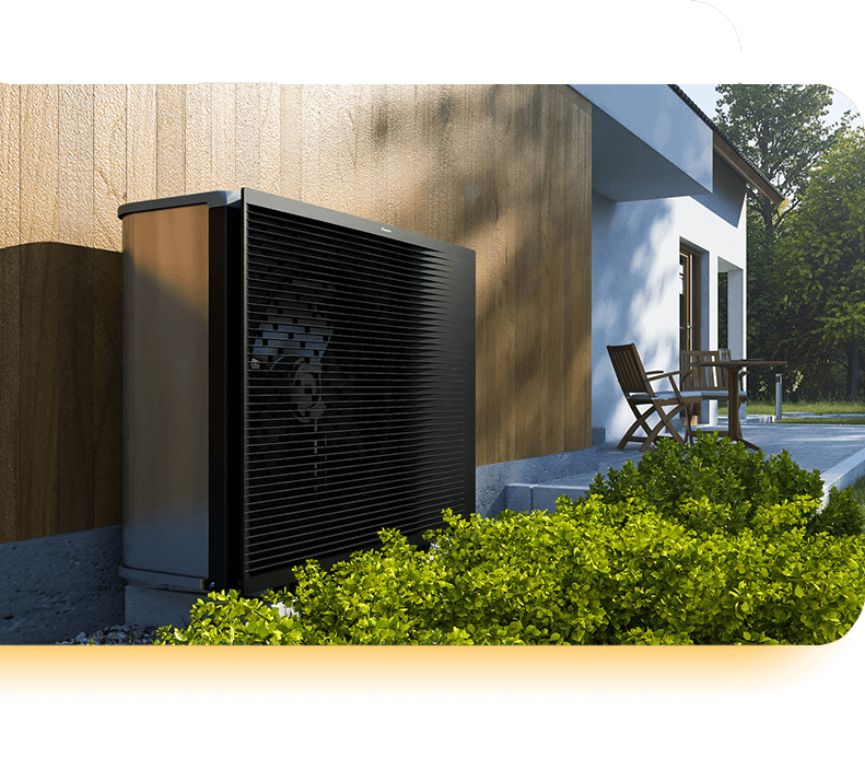 Pompe à chaleur Daikin dans un jardin, sur le côte d'une maison