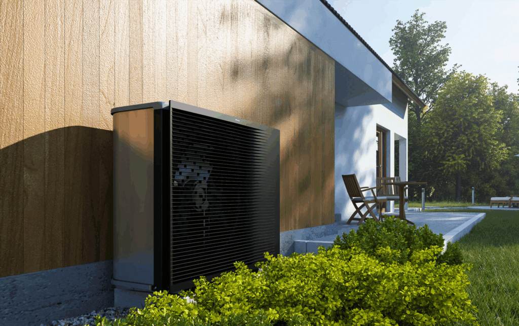 Pompe à chaleur Daikin dans un jardin, sur le côte d'une maison