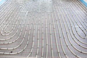 Photo d'un chantier d'installation d'un système de chauffage par une pompe à chaleur avec un plancher chauffant